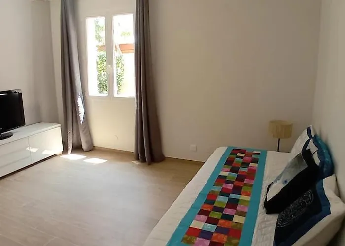 Standing Piscine Chauffee Вилла Груиссан